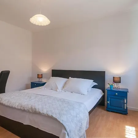 2 Bedroom Awesome In Apartment Sutivan