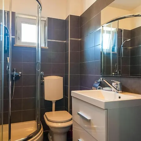 2 Bedroom Awesome In Apartment Sutivan